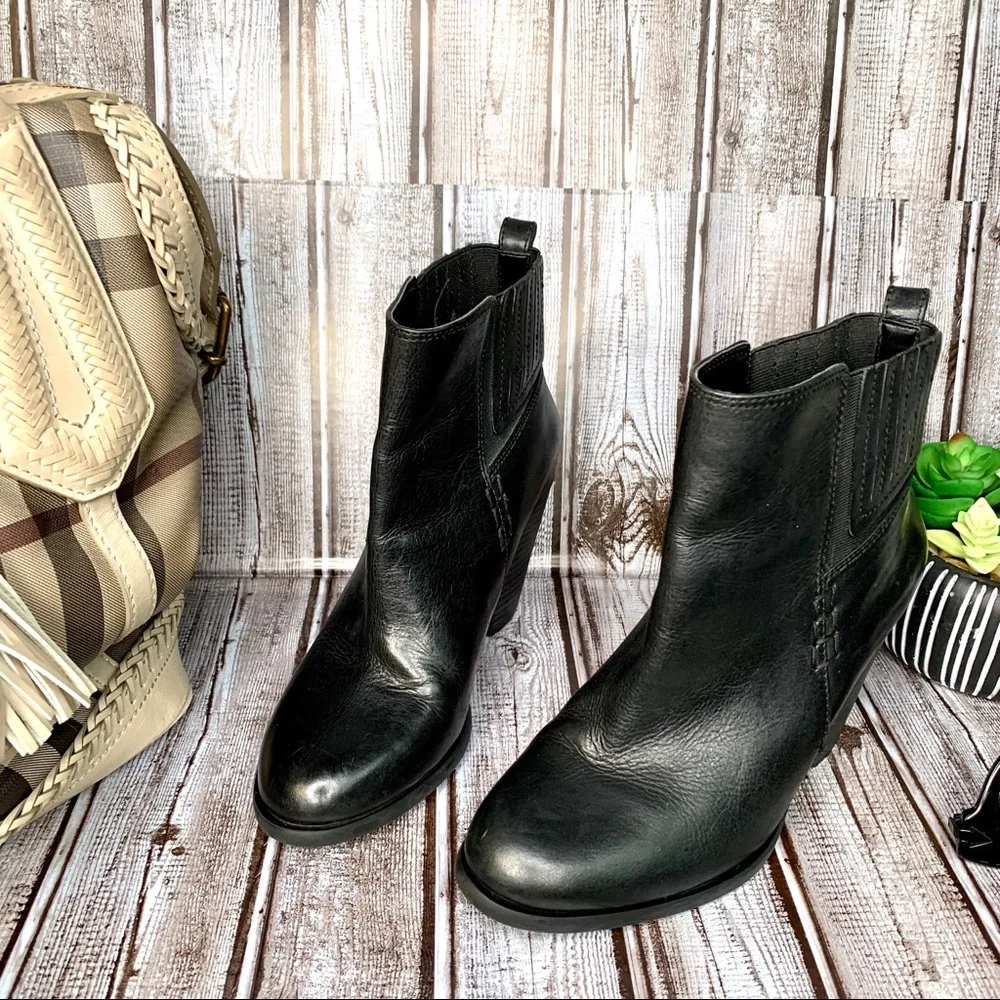 VINCE CAMUTO Classic Fall Minimalist Black Leather VP-Highland Ankle Boots, 6.5